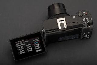 Canon PowerShot V1とPowerShot V10を徹底比較！画質・動画・携帯性